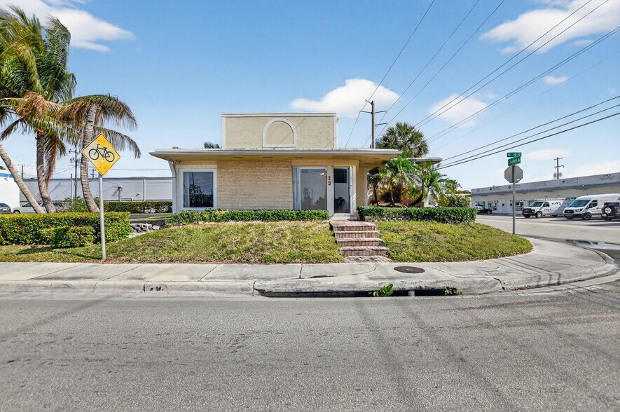 More Photos Of 13 SW 10th St, Deerfield Beach Flex For Lease