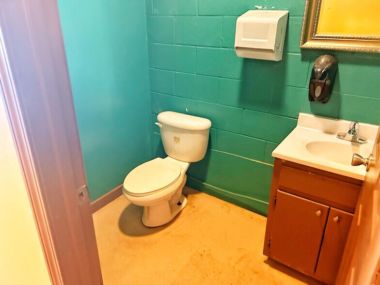 More Photos Of 27918 Highway 6, Sardis Restaurant For Lease