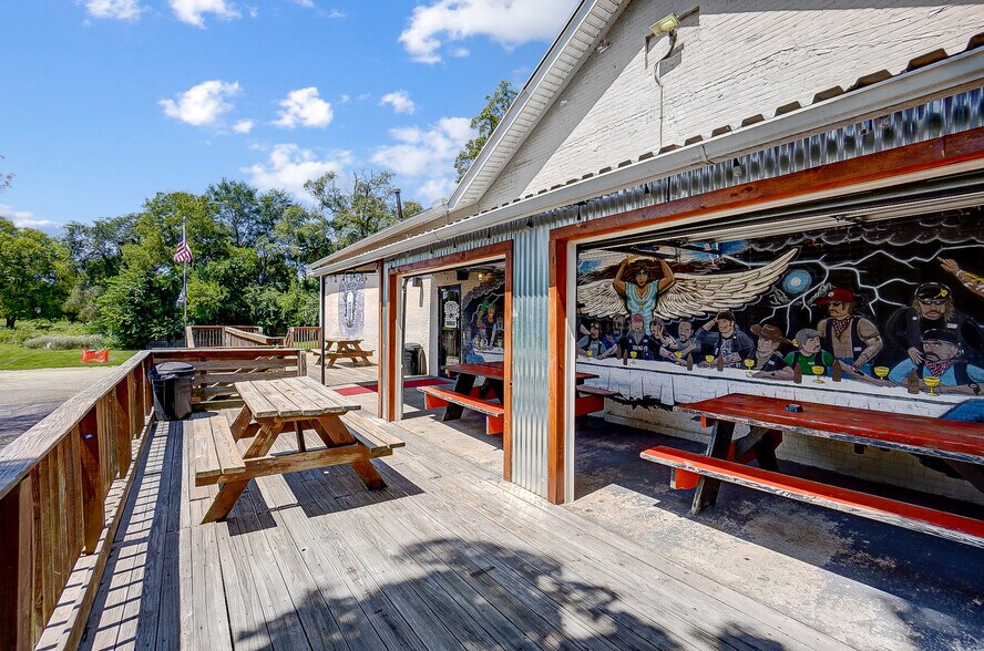 More Photos Of 3475 Mechanicsburg Rd, Springfield Bar For Sale