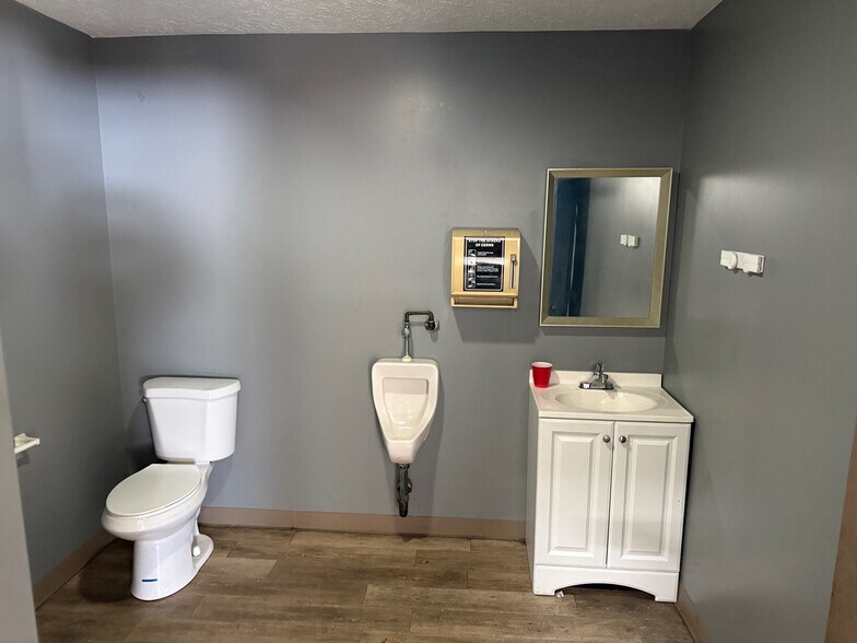 More Photos Of 1787 Highland Rd, Twinsburg Warehouse For Lease