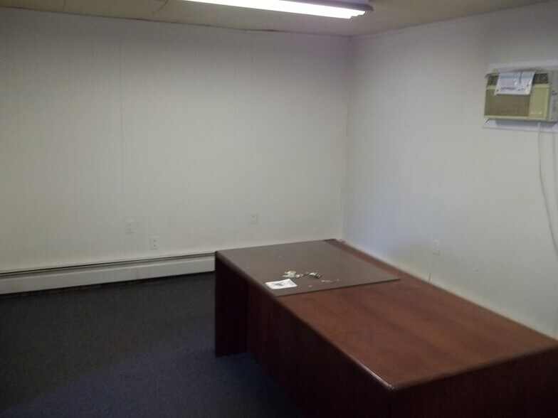 More Photos Of 9151 Liberia Ave, Manassas Warehouse For Lease