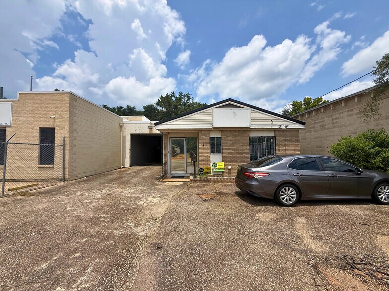 Primary Photo Of 2882 Mill St, Mobile Warehouse For Sale