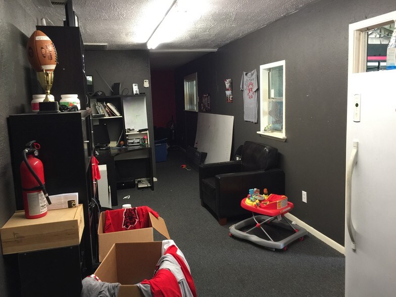 More Photos Of 3325 S Main St, Pearland Light Distribution For Sale