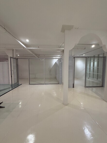 More Photos Of 530 Santa Monica Blvd, Santa Monica Storefront For Lease