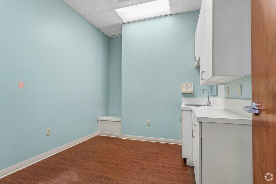 More Photos Of 7800 Wolf Trail Cv, Germantown Medical For Sale
