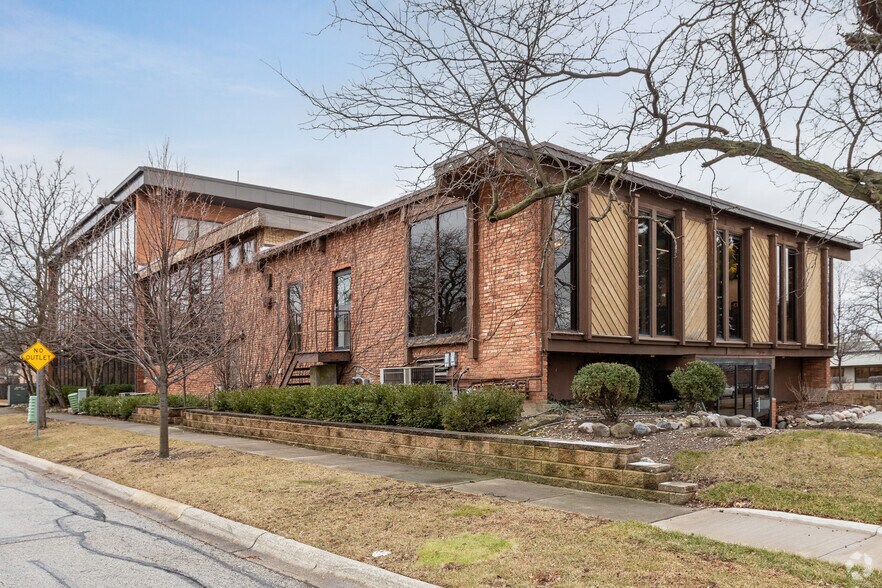 More Photos Of 1939 Waukegan Rd, Glenview Loft Creative Space For Lease