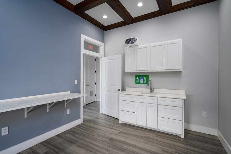 More Photos Of 1701 N US Highway 75, Sherman Medical For Lease