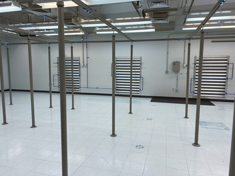 More Photos Of 10740 Aurora Ave, Urbandale Industrial For Lease