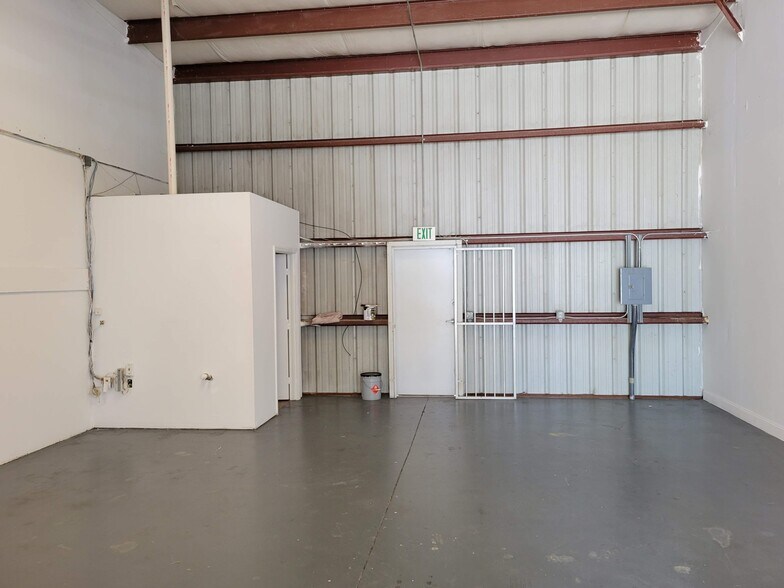 More Photos Of 656-664 SW Carter Ave, Port Saint Lucie Warehouse For Sale