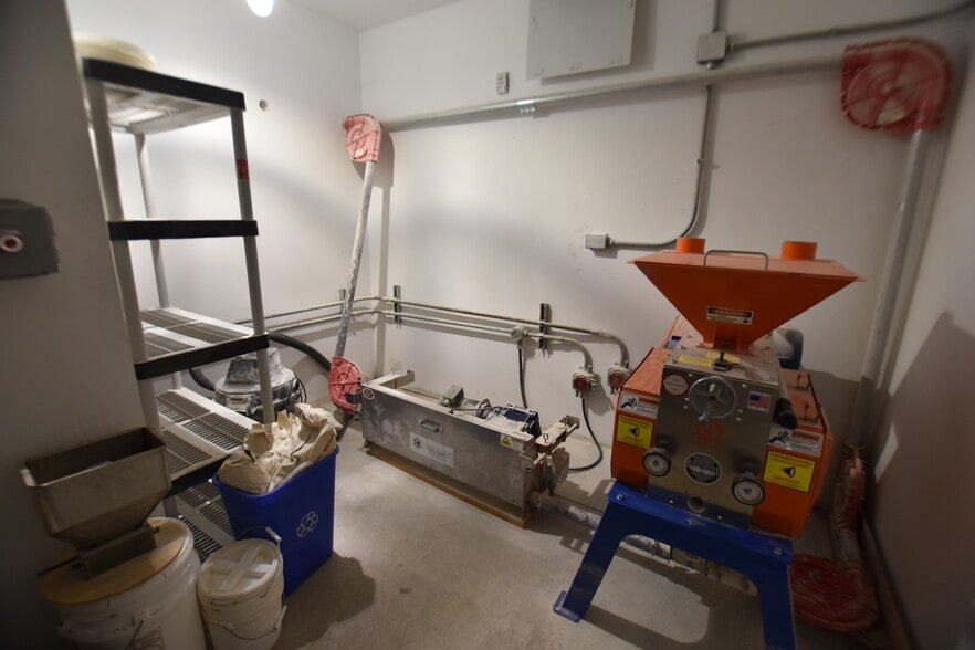 More Photos Of 5604 York Rd, Baltimore Storefront For Lease