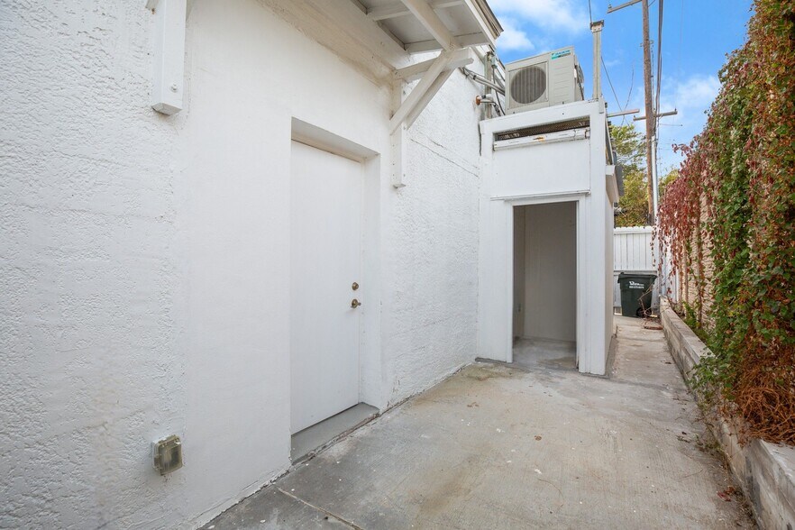 More Photos Of 7700 N Lamar Blvd, Austin Storefront Retail Office For Sale