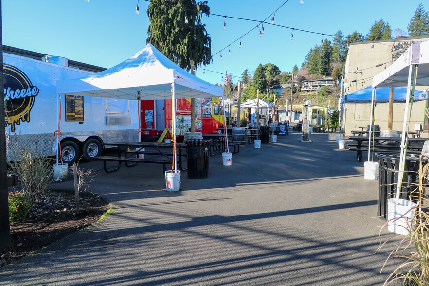 More Photos Of 775 N Front St, Coos Bay Bar For Sale