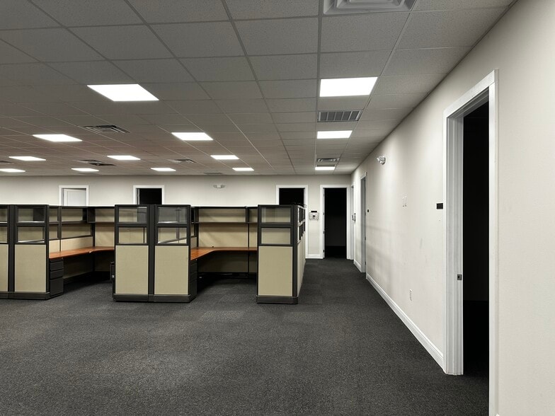 More Photos Of 13809 Monroes Business Park, Tampa Warehouse For Lease