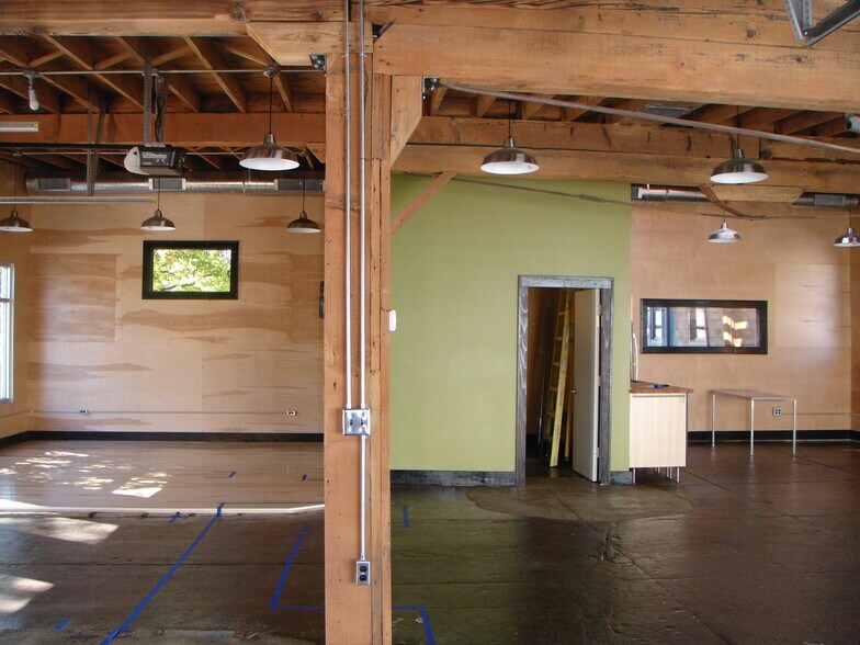 More Photos Of 716 W 34th St, Minneapolis Storefront Retail Office For Lease