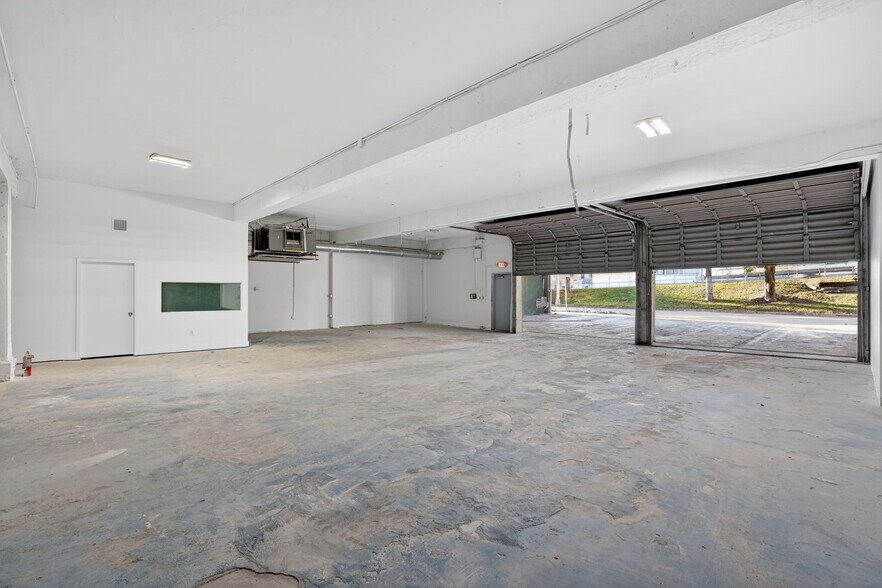 More Photos Of 500 W Flagler St, Miami Manufacturing For Lease