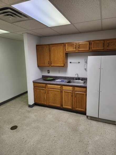 More Photos Of 6-20 E Springfield Rd, Sullivan Storefront Retail Office For Lease