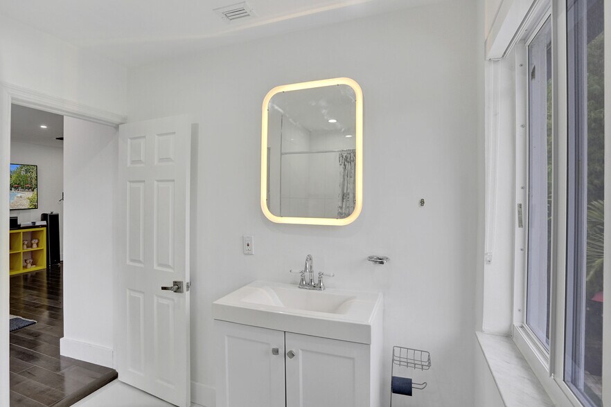 More Photos Of 430 Ne 121st St, Biscayne Park Movie Radio TVStudio For Sale