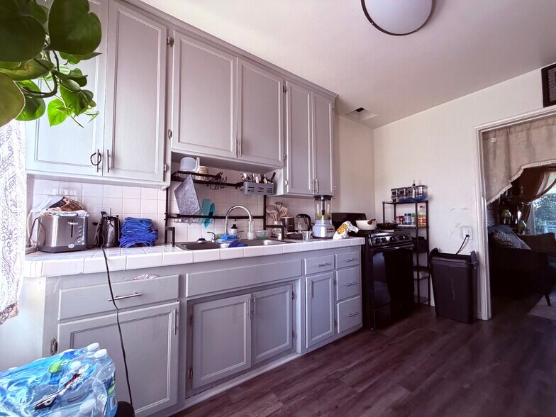 More Photos Of 1026-1036 W 57th St, Los Angeles Apartments For Sale