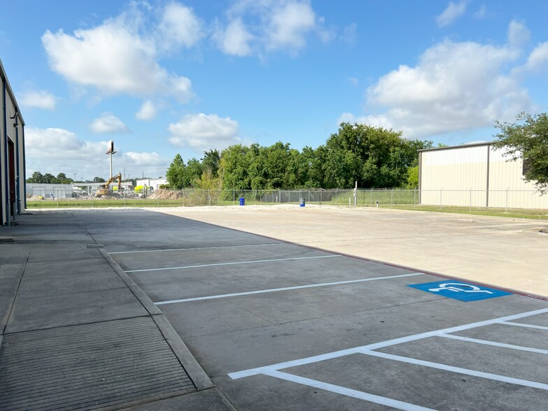 More Photos Of 415 Rankin Cir N, Houston Warehouse For Lease