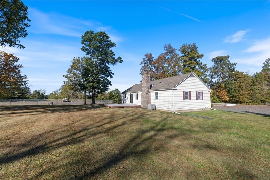 More Photos Of 563 Deep Run Rd, Perkasie Contractor Storage Yard For Sale