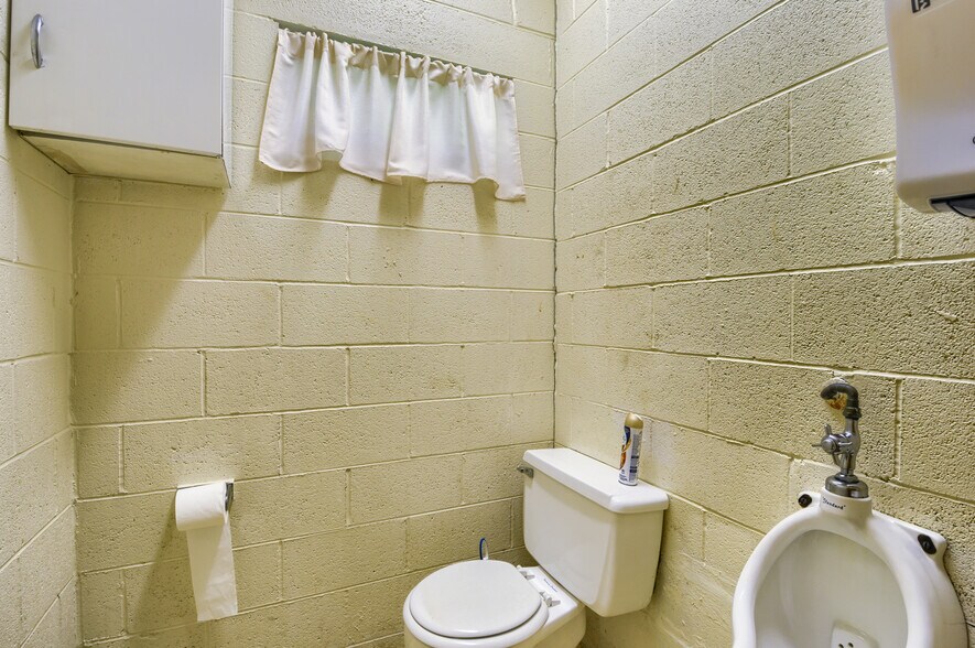 More Photos Of 3306 Lippincott Blvd, Burton Specialty For Sale