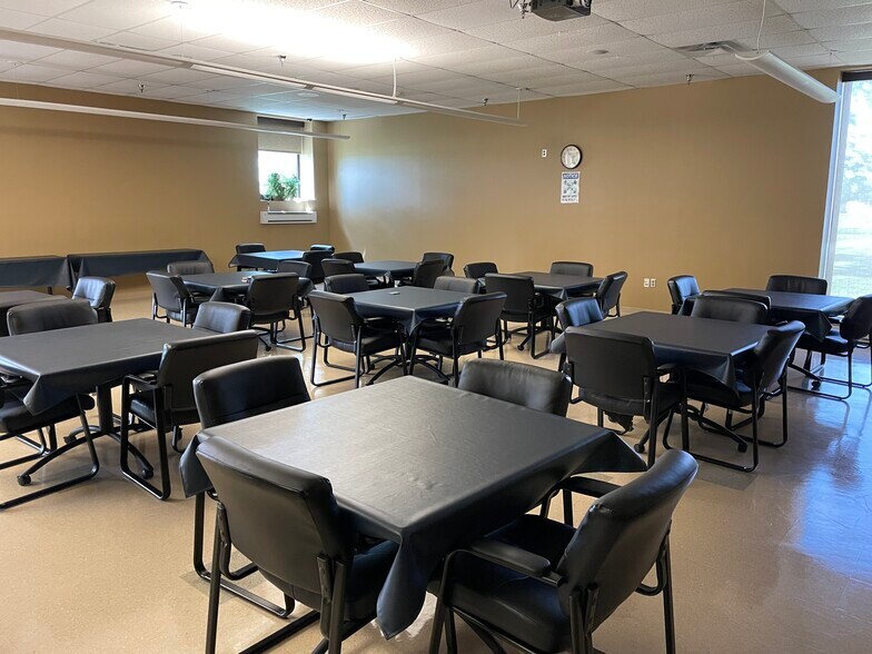 More Photos Of 1706 Governor Rd, Marshalltown Office For Sale