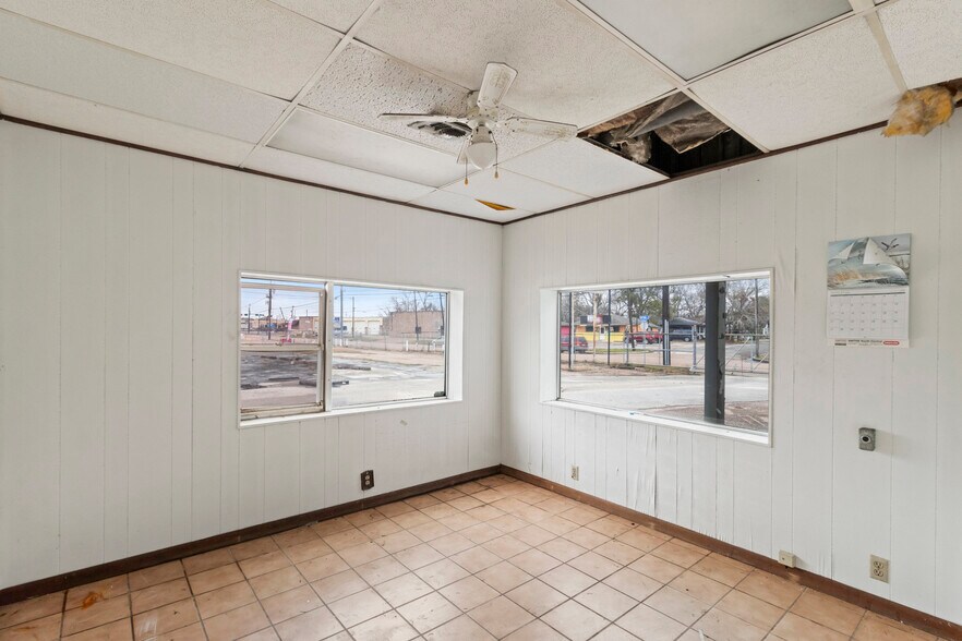 More Photos Of 1801 N Main St, Baytown Flex For Sale
