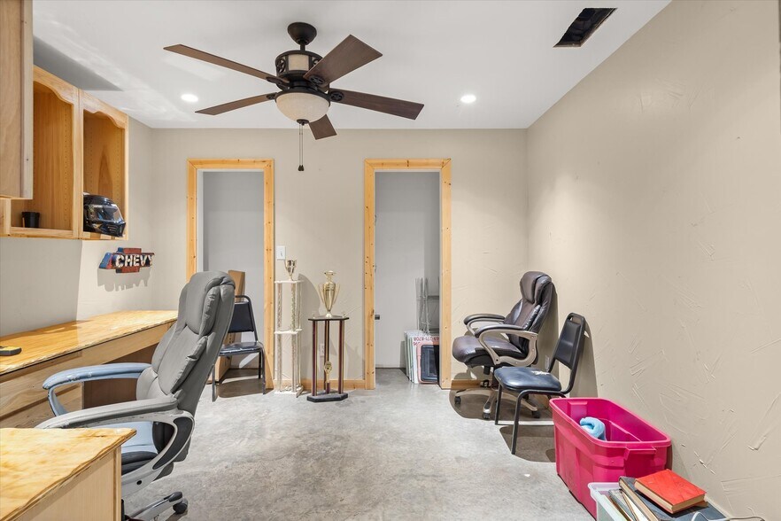 More Photos Of 10015 FM 751, Quinlan Flex For Sale