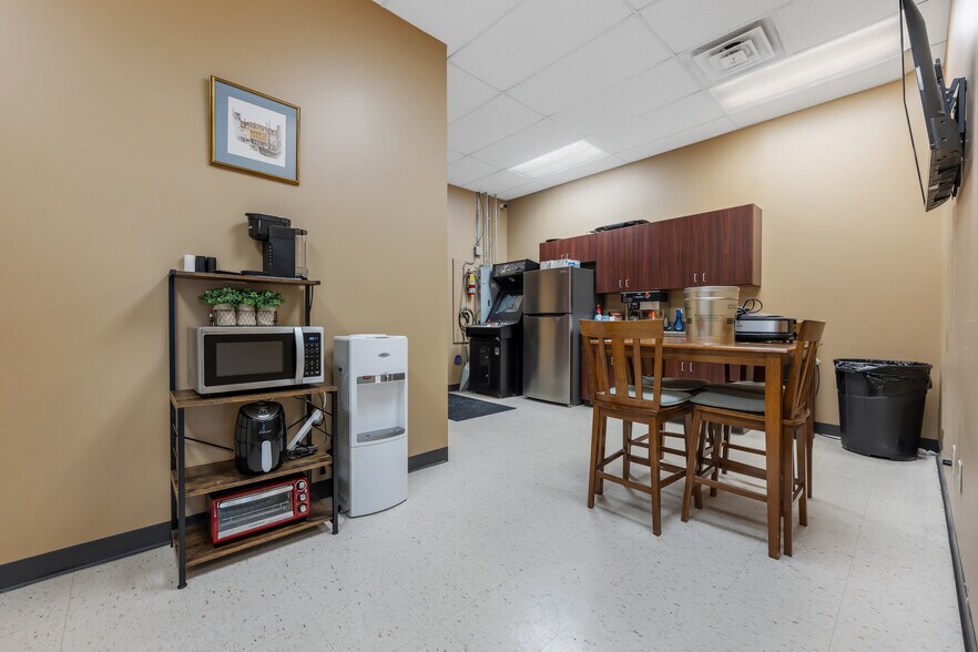 More Photos Of 8913-8923 Veterans Memorial Pky, O'Fallon Office Residential For Lease