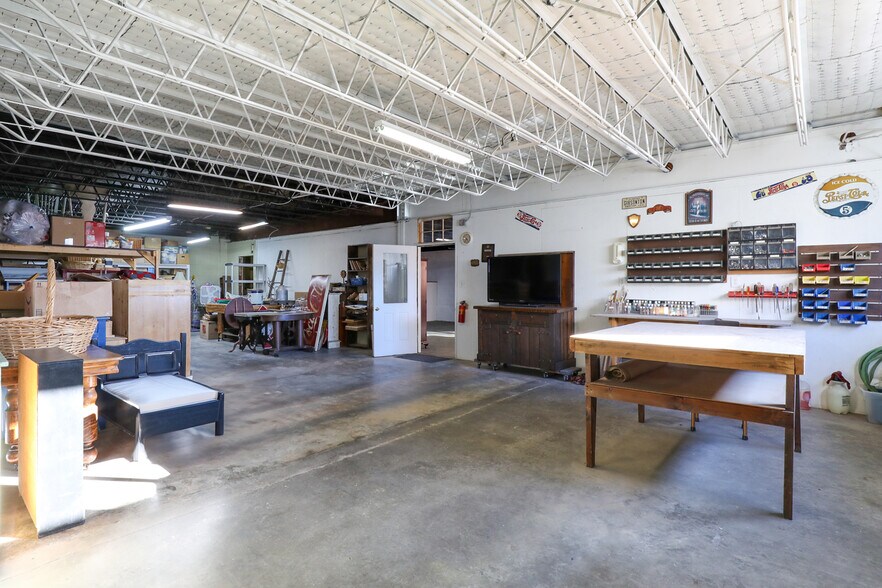 More Photos Of 18 W Currahee St, Toccoa Showroom For Sale