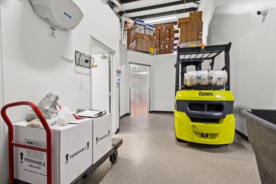 More Photos Of 1250-1264 SW Biltmore St, Port Saint Lucie Warehouse For Sale