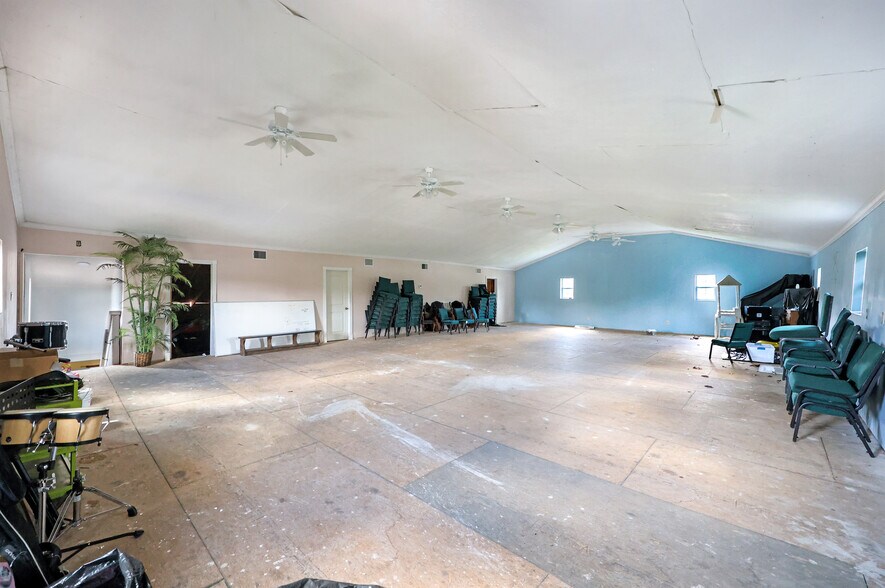 More Photos Of 16911 Pickering Rd, Conroe Warehouse For Sale