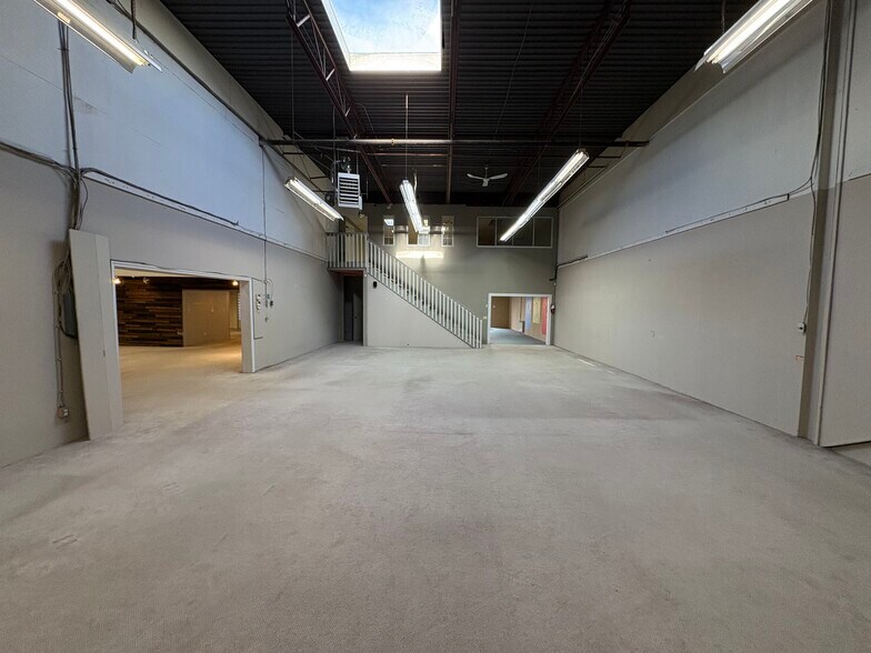 More Photos Of 1100 Lansdowne Dr, Coquitlam Warehouse For Lease