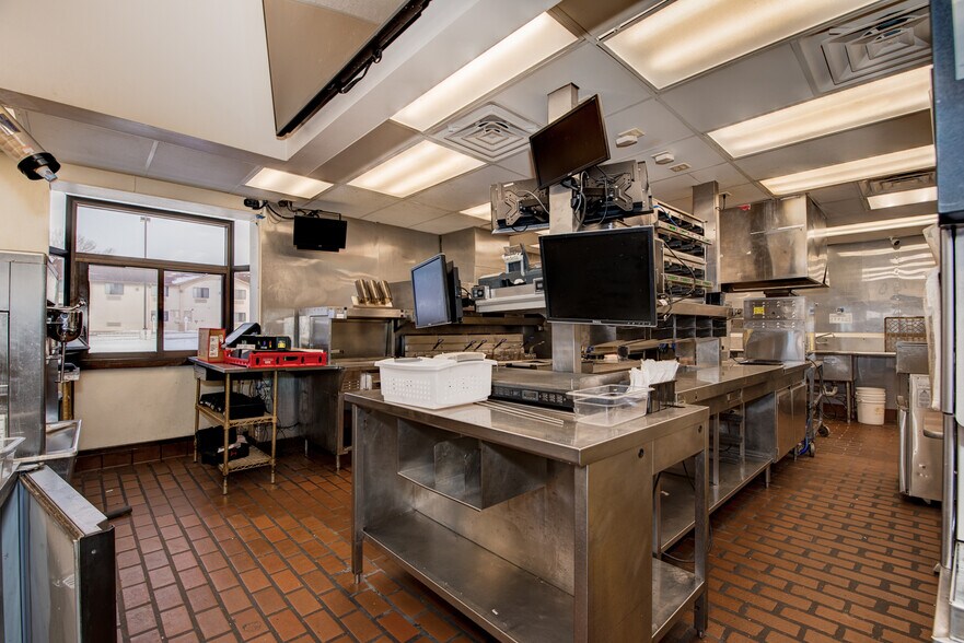More Photos Of 2209 Circle Dr W, Spirit Lake Fast Food For Lease