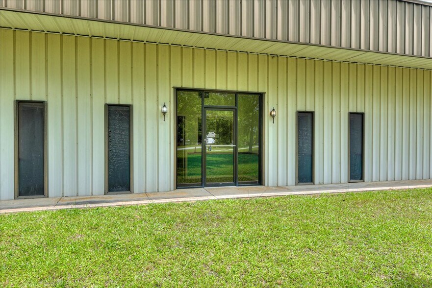 More Photos Of 1002 Commerce, Lincolnton Distribution For Sale