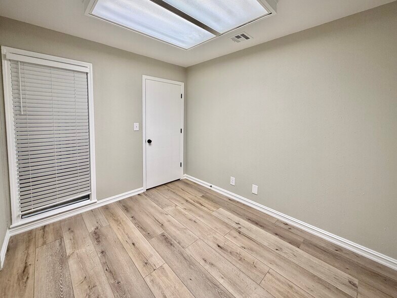 More Photos Of 1030 W Main St, Jenks Office For Sale