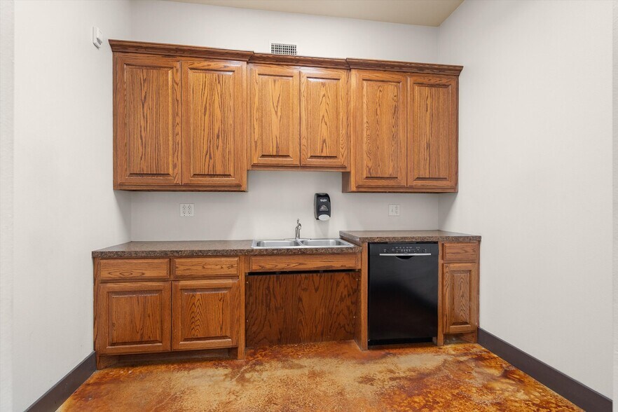 More Photos Of 209 S Shady Shores Dr, Lake Dallas Light Manufacturing For Lease