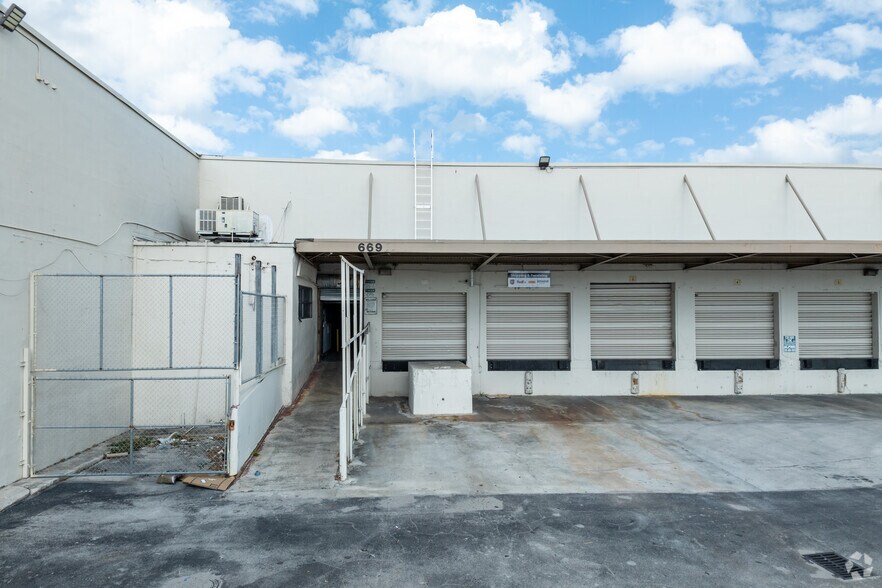 More Photos Of 6695-6699 NW 36th Ave, Miami Light Distribution For Lease
