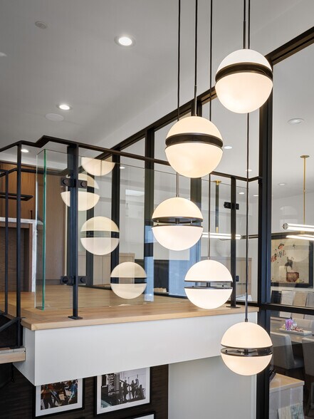 More Photos Of 4554 Forestdale Dr, Park City Showroom For Lease