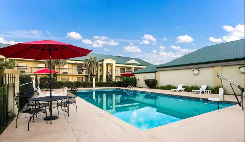 More Photos Of 631 E Barbour St, Eufaula Hotel For Sale