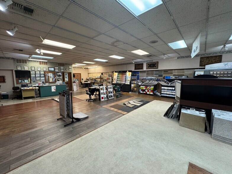 More Photos Of 1900 Crockett Rd, Palestine Storefront For Sale