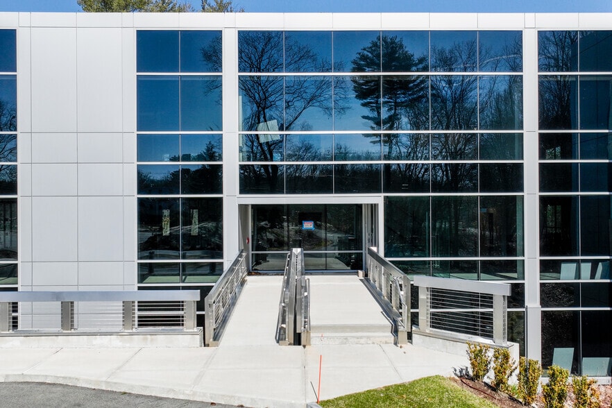 More Photos Of 4 Pond Park Rd, Hingham Office For Lease
