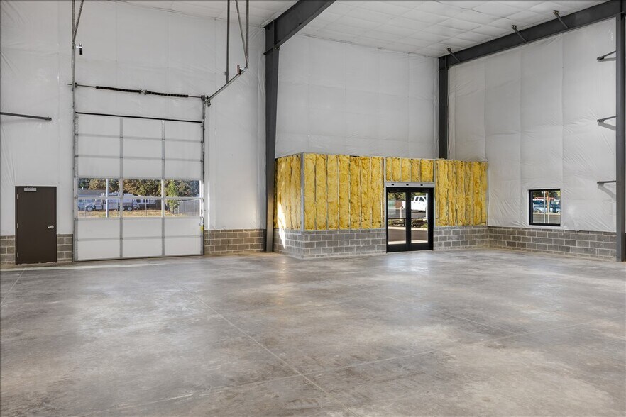 More Photos Of 167 Bateman Dr, Medford Light Manufacturing For Lease