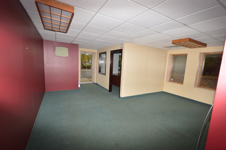 More Photos Of 161 E Aurora Rd, Northfield Office For Lease