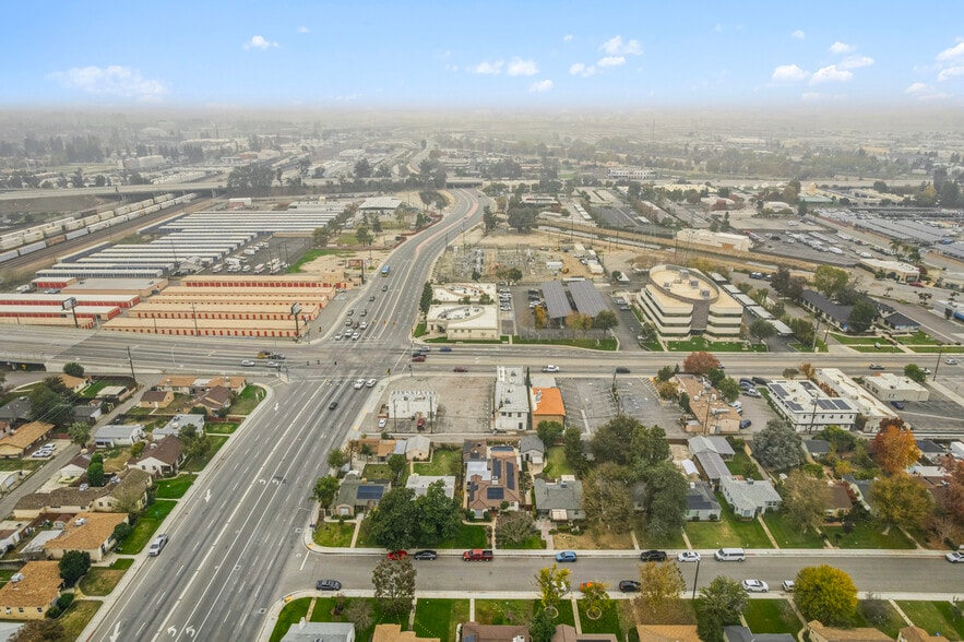 More Photos Of 1656 Oak St, Bakersfield General Retail For Lease
