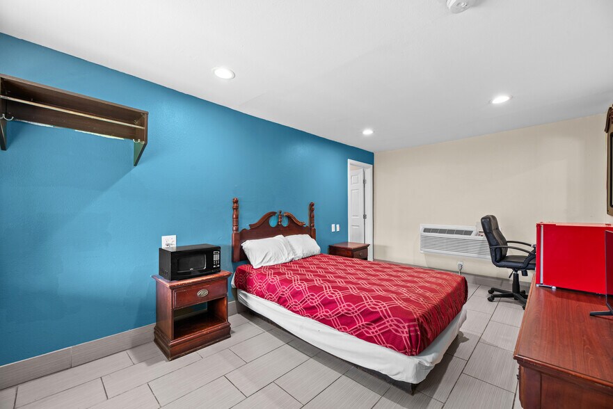 More Photos Of 4206 Leopard St, Corpus Christi Hotel For Sale