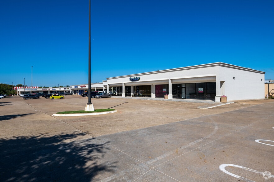 More Photos Of 1700-1760 Mall Cir, Fort Worth Freestanding For Lease