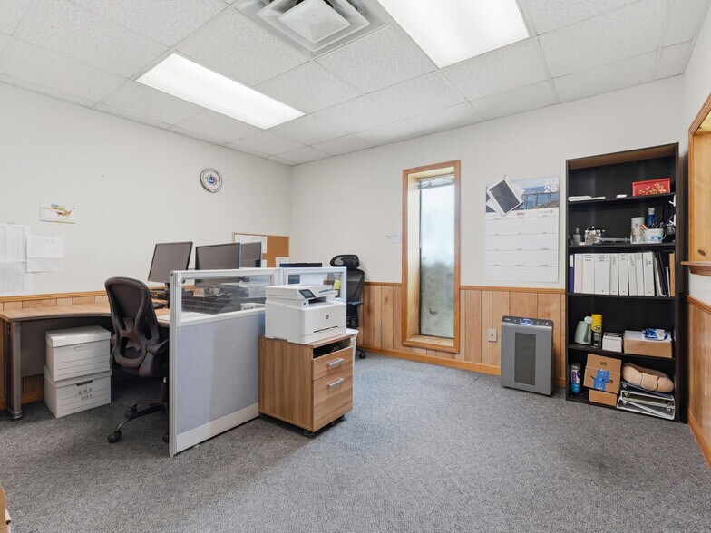 More Photos Of 112 Corporate Park East Dr, Lagrange Warehouse For Lease
