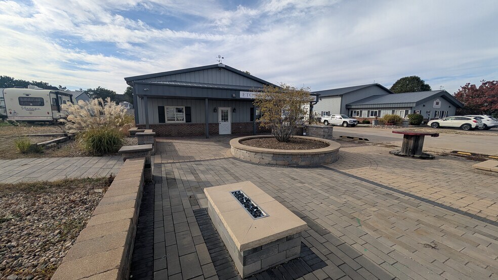 More Photos Of 1804 N Towanda Barnes Rd, Bloomington Flex For Lease