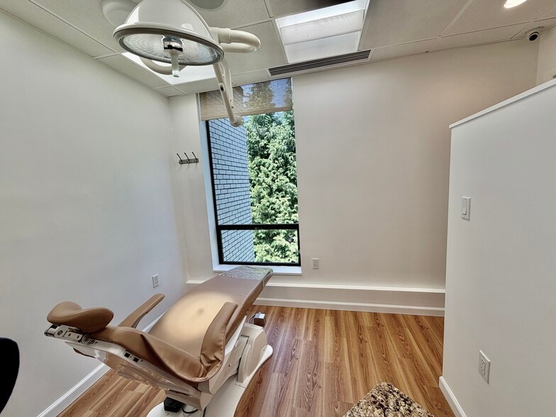 More Photos Of 4 Dearfield Dr, Greenwich Medical For Lease